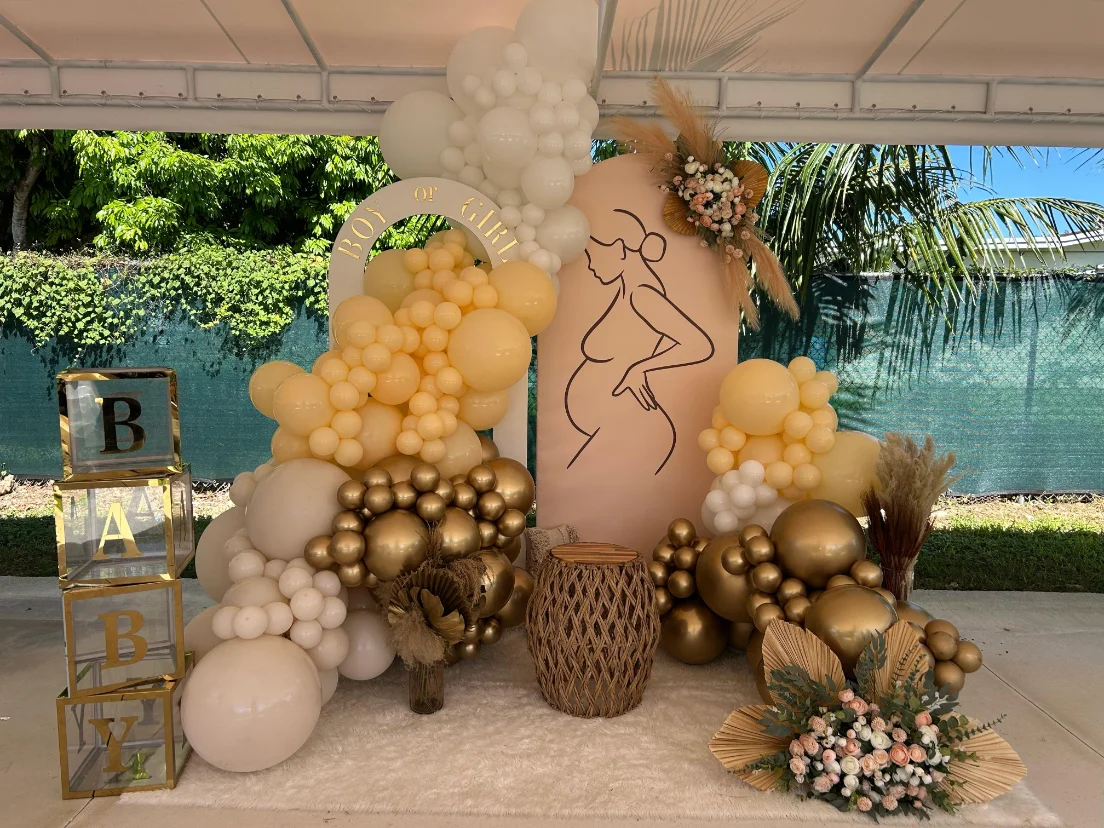 baby shower in Miami with pastel décor, balloon arch and sweets table — 1