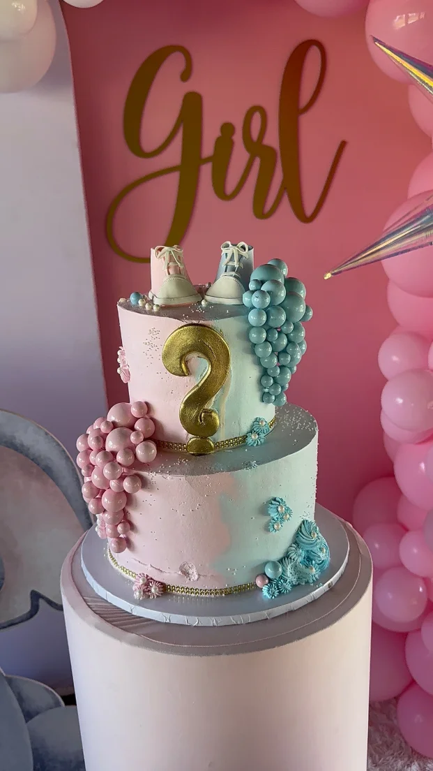 baby shower in Miami with pastel décor, balloon arch and sweets table — 3