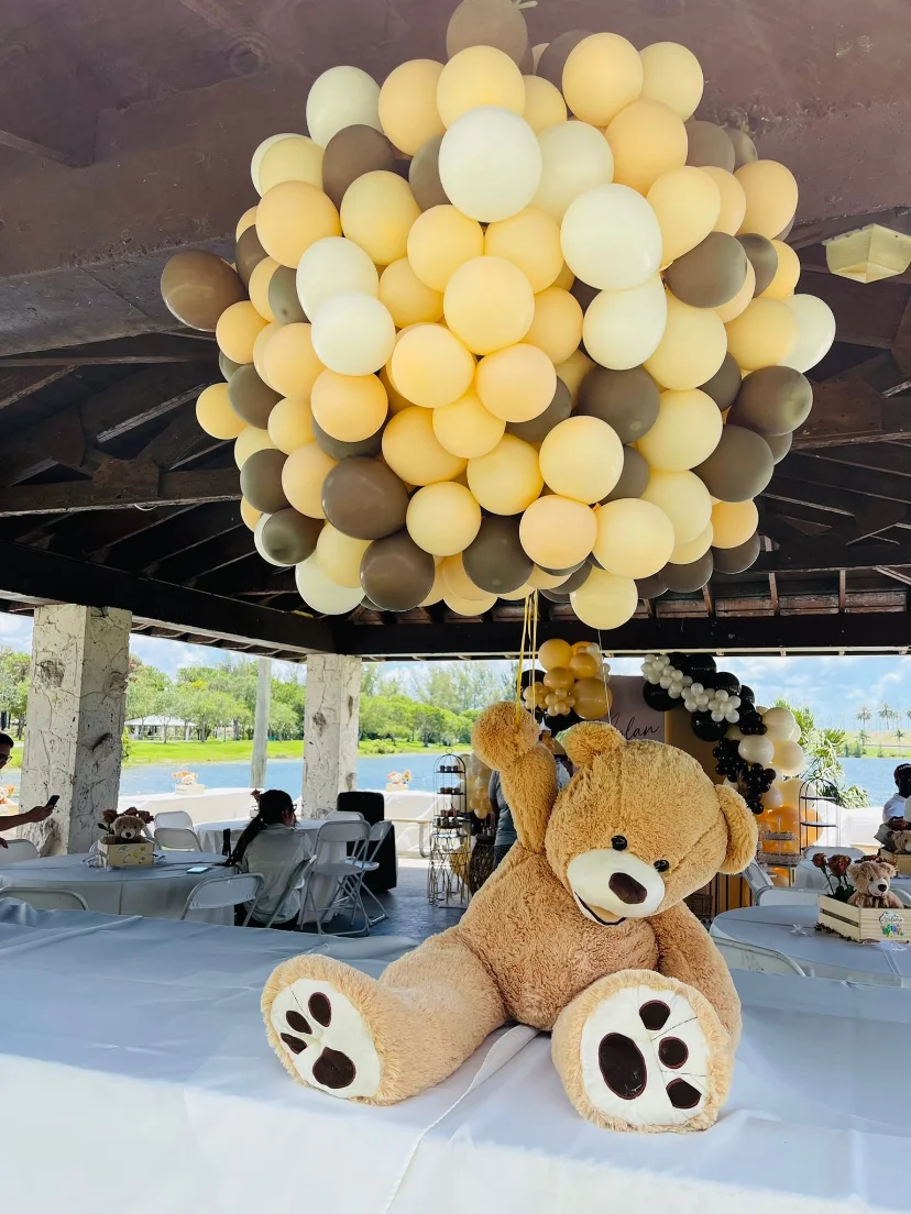 baby shower in Miami with pastel décor, balloon arch and sweets table — 5