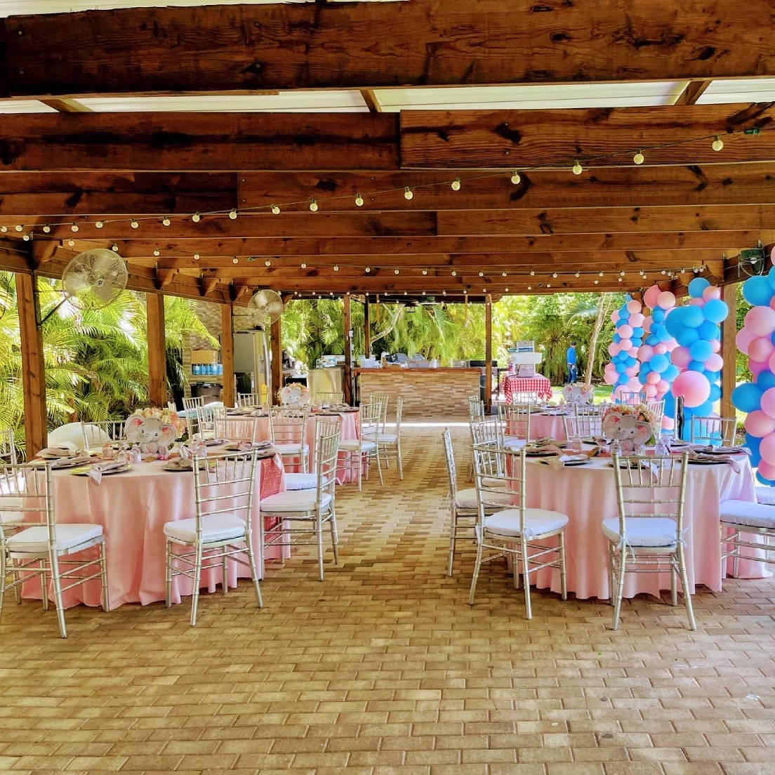 baby shower in Miami with pastel décor, balloon arch and sweets table — 6