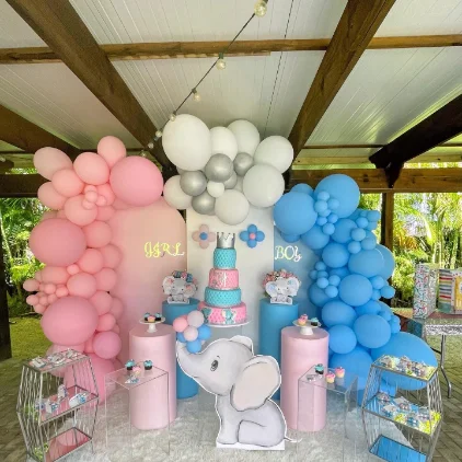 Baby shower setup with pastel décor and balloon arch in Miami
